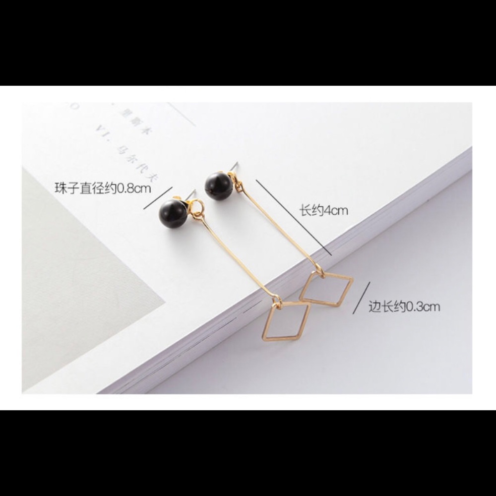 🔴 Geometric Drop Earring - Picture 3 of 8